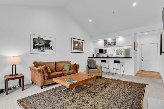 Building Photo - Quiet and Spacious 2 Bedroom Condo in Sunny Novato!