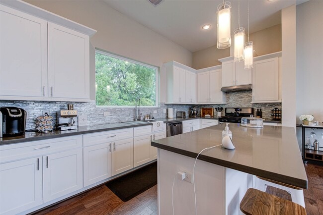 Building Photo - 6009 Gardendale Dr