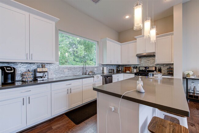 Foto del edificio - 6009 Gardendale Dr