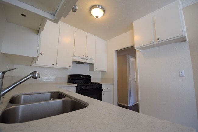 Foto del edificio - 24411 Newhall Ave