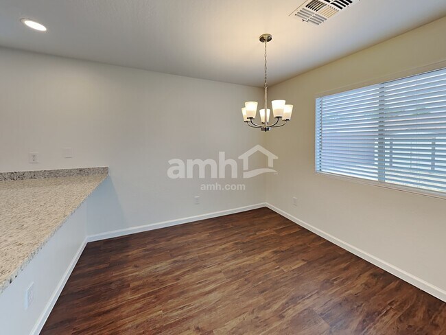 Foto del edificio - 18443 N 114th Ave