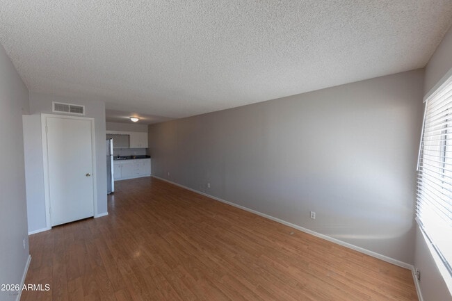Building Photo - 563 N Cherry