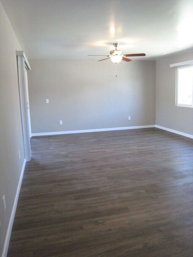 Foto del edificio - Lakeside home w/ sparkling pool on Cul de ...