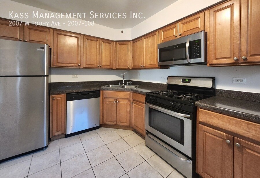 Primary Photo - Huge 2 Bedroom 2 bath in Rodgers Park - St...