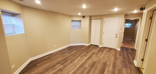 Building Photo - 4847 N Rockwell St