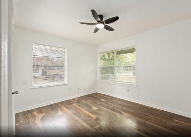 Foto del edificio - 6043 Lyndhurst Dr