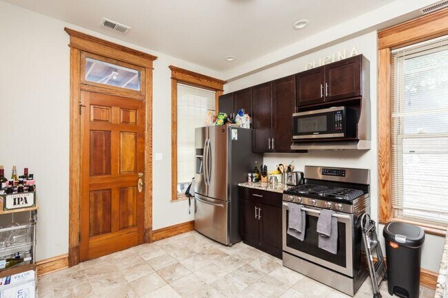 Foto del edificio - 3 bedroom in Chicago IL 60657