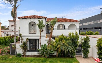 Building Photo - 8472 Oakwood Ave