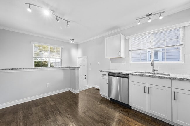 Building Photo - 1530 E Madge Ave