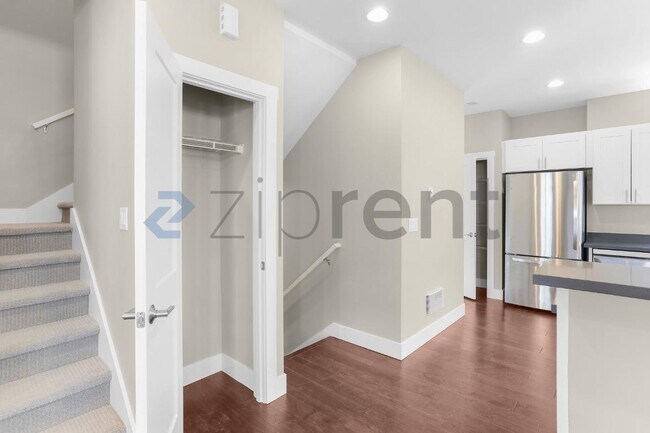 Building Photo - Unit B