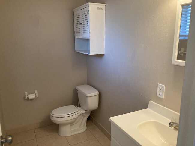 Half bath - 824 SW 9th Street Cir