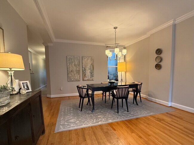 Dining - 3418 R Street NW