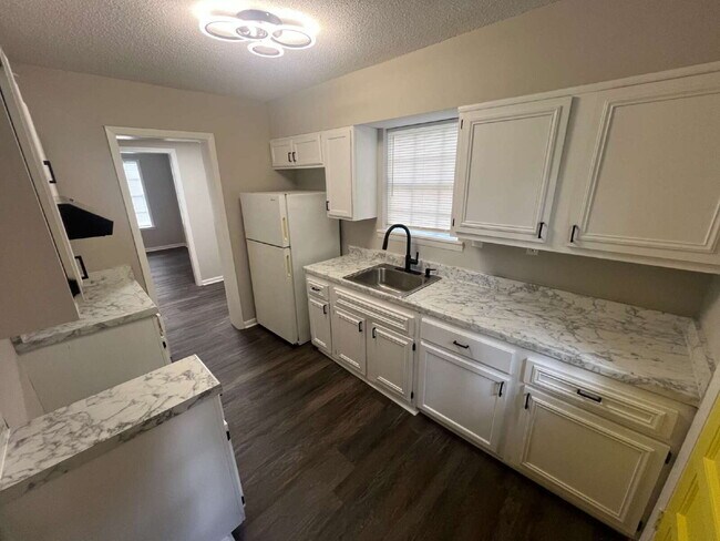 Building Photo - Newly renovated duplex in the heart of the University district.