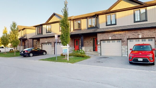 Building Photo - SPACIOUS AND MODERN THREE BEDROOM ON BLACKWATER RD