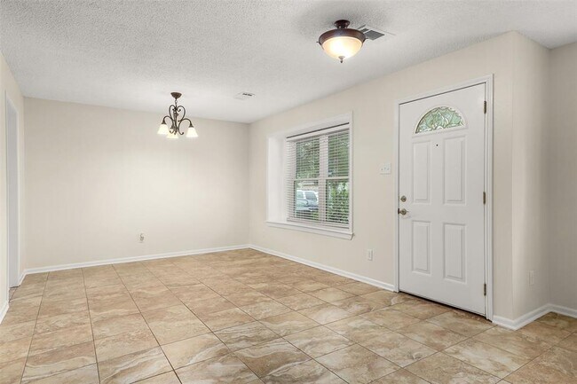 Building Photo - 831 Silverpines Rd