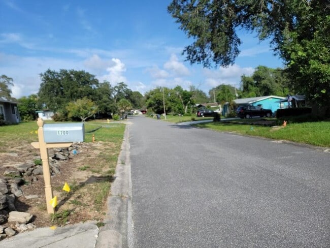 Foto del edificio - 1700 Chaucer Rd