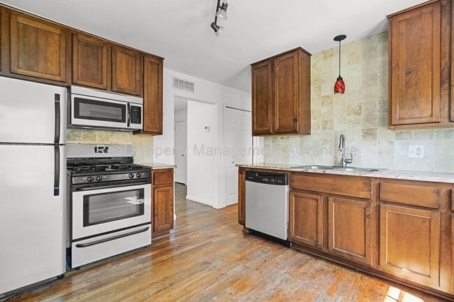Building Photo - Mid-Century Style with Modern Comforts, Cl...