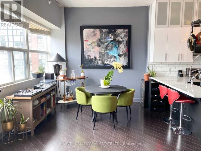 Photo du bâtiment - 700-700 King St W
