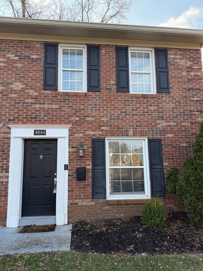 Building Photo - Westport Road Townhouse adjacent to Westpo...