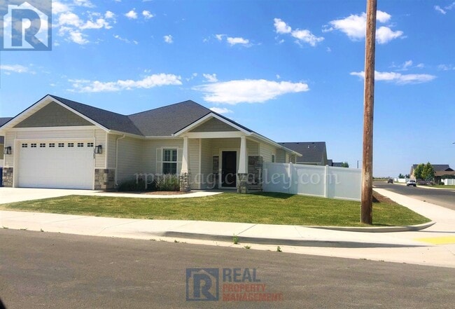 Building Photo - Beautiful 3 bedroom, 2 bath Available 7/8/...