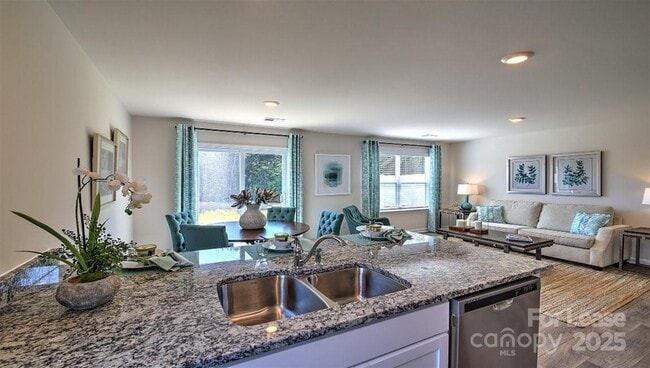 Foto del edificio - 145 Monroe Creek Blvd