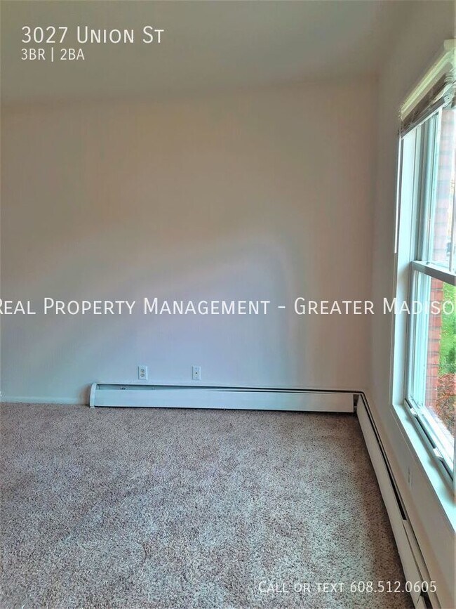 Building Photo - East Side duplex home in great location wi...