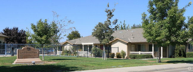 Foto del edificio - Las Palmas Senior Housing Complex