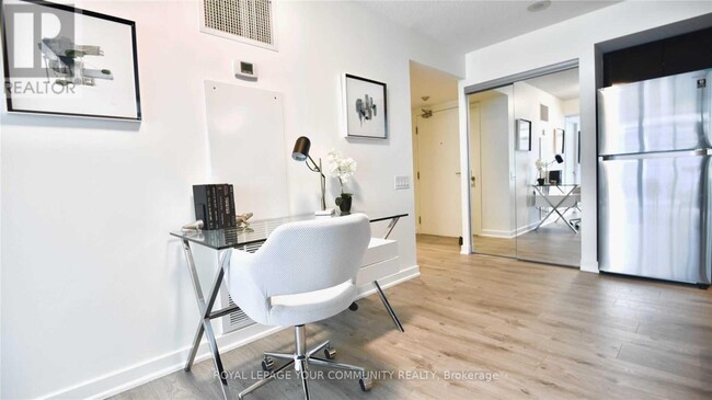 Building Photo - 15-1215 Singer Ct