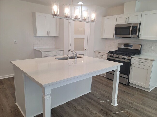 Foto del edificio - NEWER CONSTRUCTION! Modern NE 3/2.5 w/ Stainless Steel Appliances, Granite Counters, Washer, Drye...