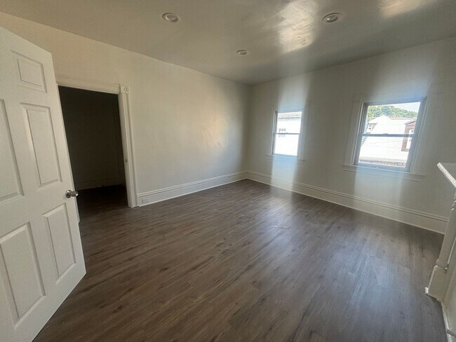 Building Photo - Amazing 3 bedroom 2 bath house located in ...