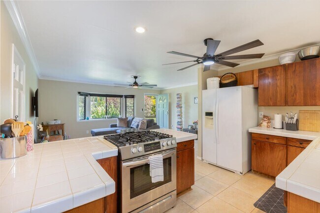 Foto del edificio - 2 bedroom, 1 bath duplex with small back yard, carport space