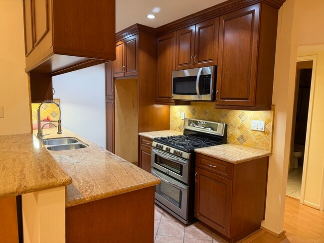 Building Photo - 1523 E Windsor Rd