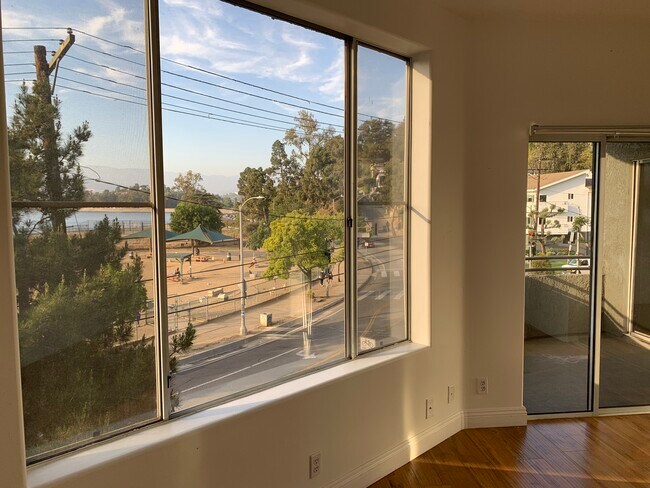 Foto del edificio - 1890 Silver Lake Blvd