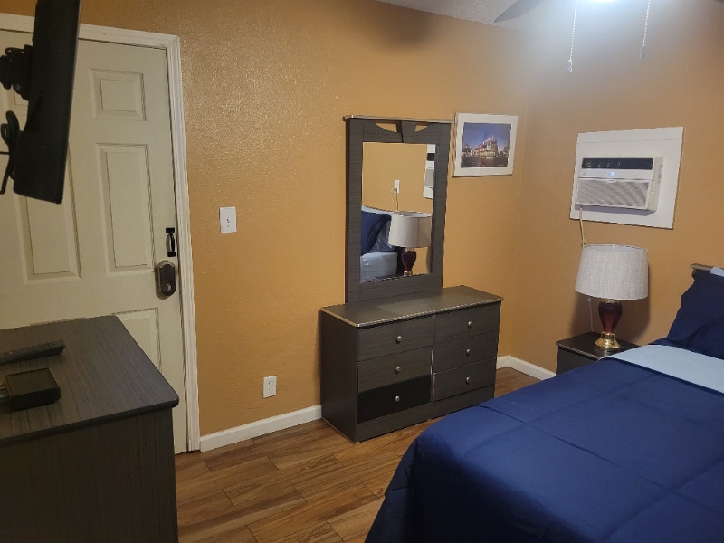 Building Photo - 405 Leonard Ave