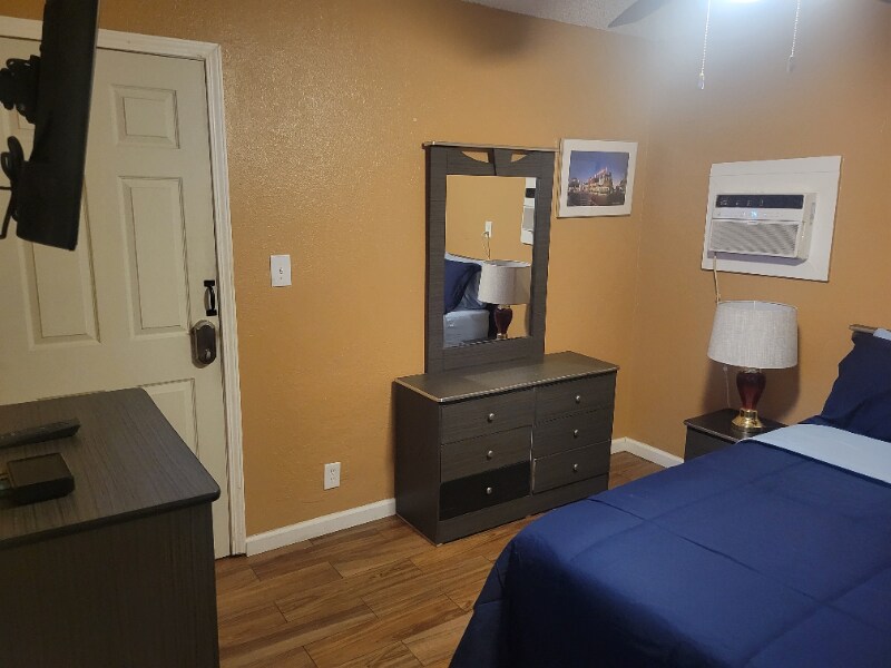 Foto del edificio - 405 Leonard Ave