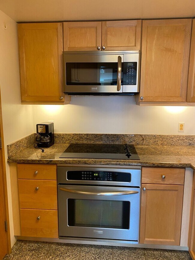 Foto del edificio - Luxury 2 Bedroom 2 Bath Fully-Furnished Condo: Waikiki Landmark