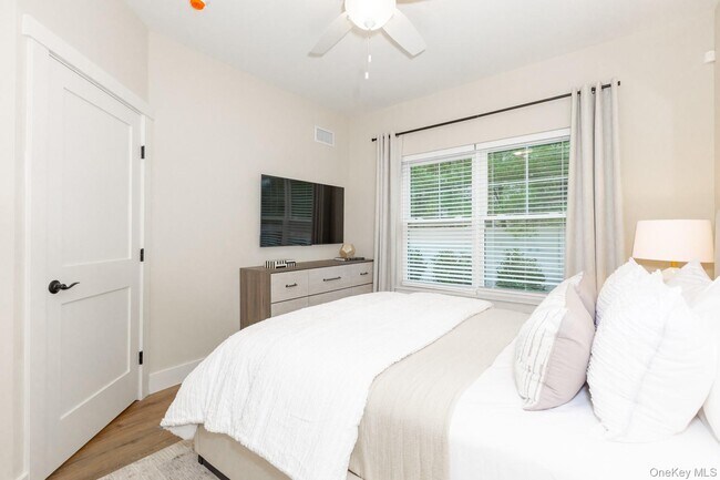 Foto del edificio - 1741 Deer Park Ave