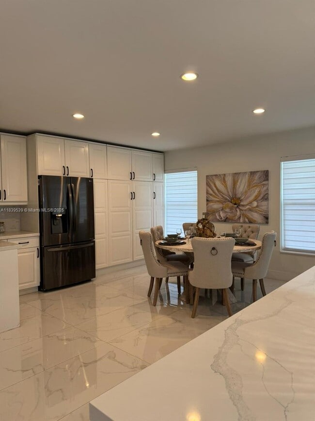 Building Photo - 9720 Bel Aire Dr