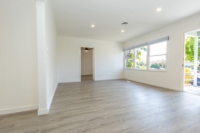 Building Photo - Newly Remodeled 3Bd/2Ba Home in North Pacific Beach Just Blocks From Tourmaline Surf Beach!