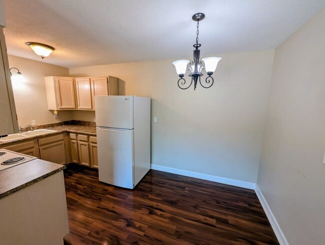 Building Photo - Modern 1BR Condo at Pembroke Gardens – Balcony, Pool Access & Utilities