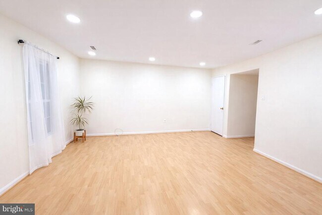 Foto del edificio - 4924 Van Walbeek Pl