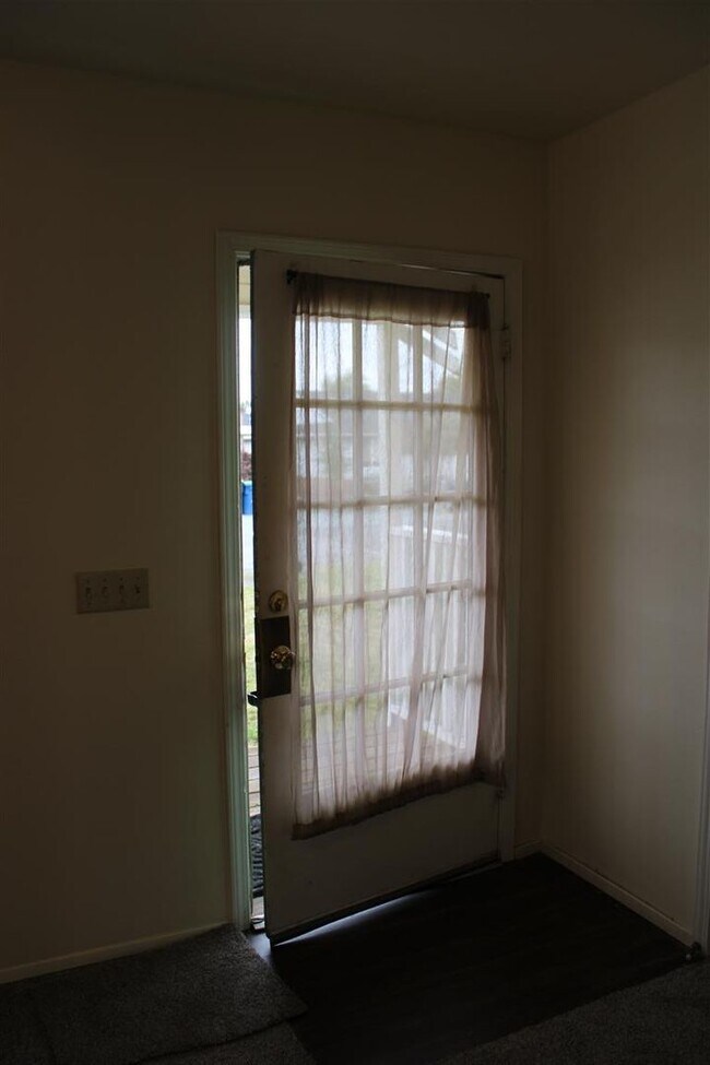 Foto del edificio - 3 Bedroom house with Detached Garage!