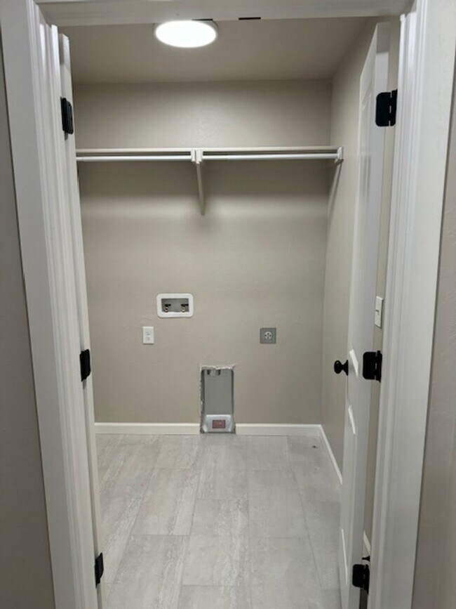 Building Photo - Brand New Duplex For Lease! 650 Juniper!