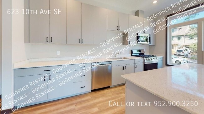 Building Photo - Modern 6 Bedroom Townhome in Dinkytown