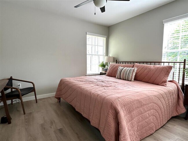 Foto del edificio - 3103 Locke Ln