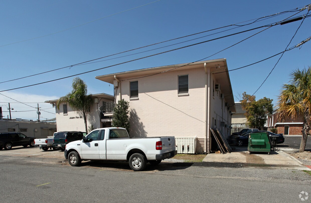 Building Photo - 110-112 Gennaro Pl