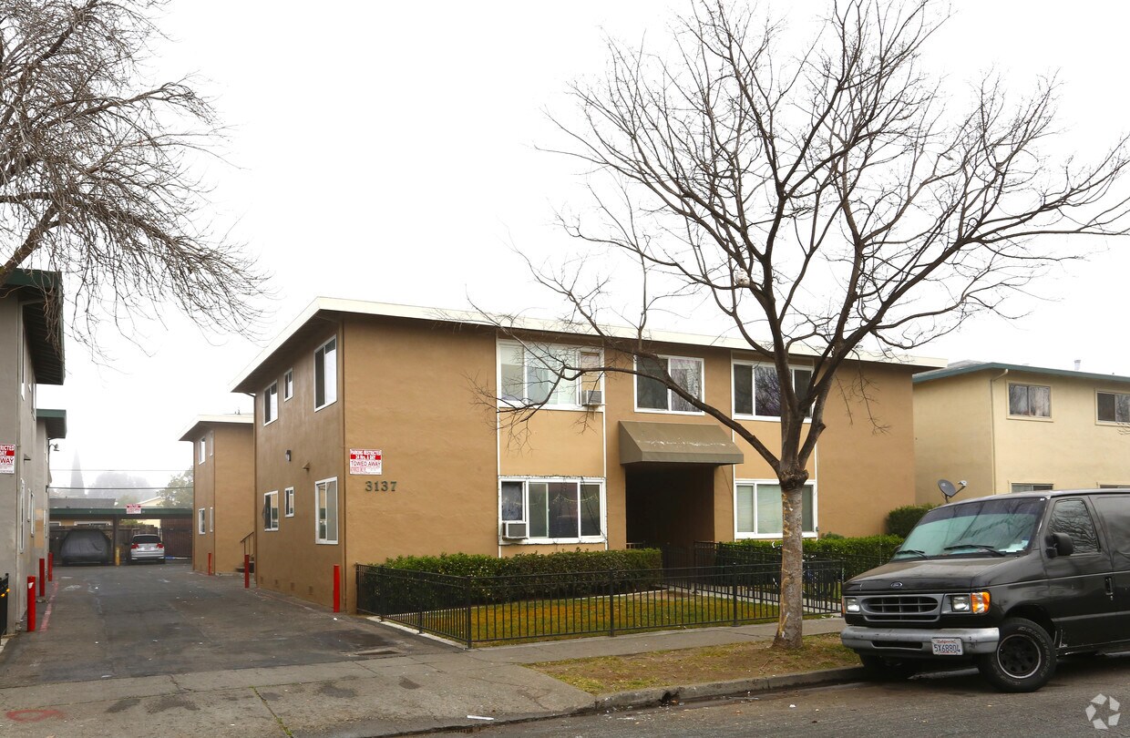 Primary Photo - 3137 Cadillac Dr