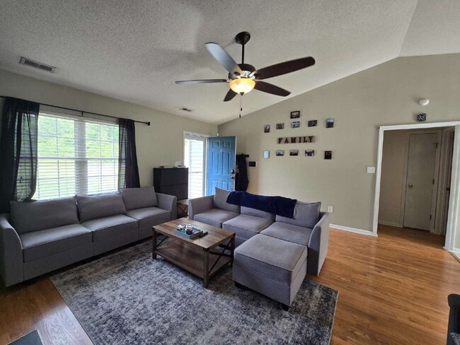 Building Photo - "Charming 3-Bedroom Home with 2 Full Baths in Jacksonville's Cozy Winterberry Court!"