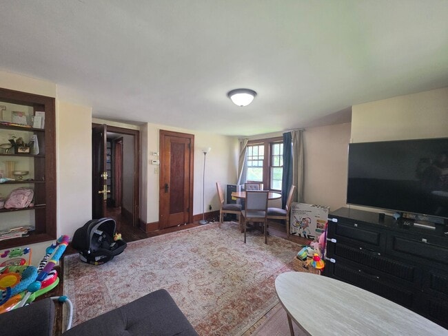 Building Photo - 308 S Willow St
