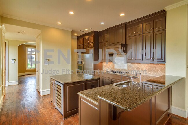 Building Photo - Stunning, Executive 3-Story 4/4.5/2 Condo ...
